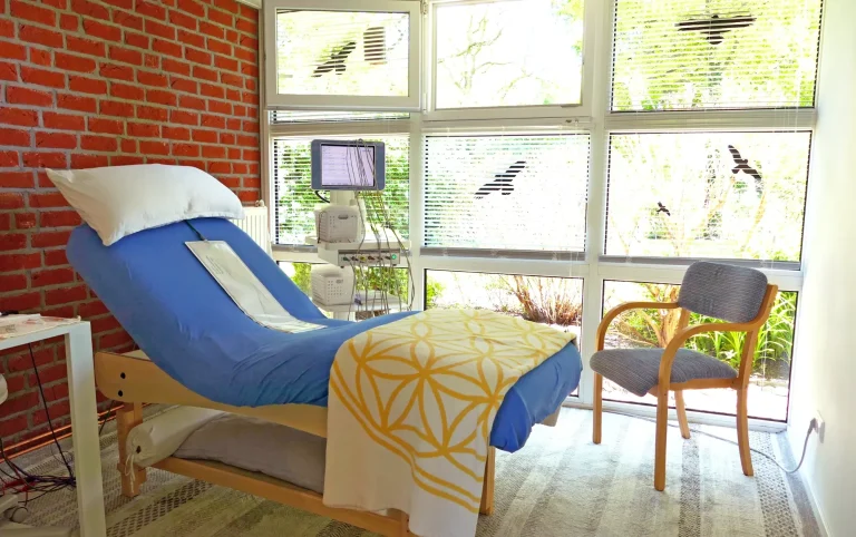 Behandlungszimmer Praxis Dr. med. Fischer